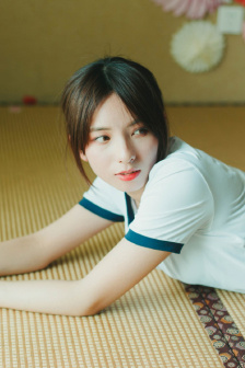 女生穿露胸衣服